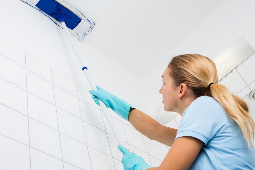 чем мыть натяжной потолок