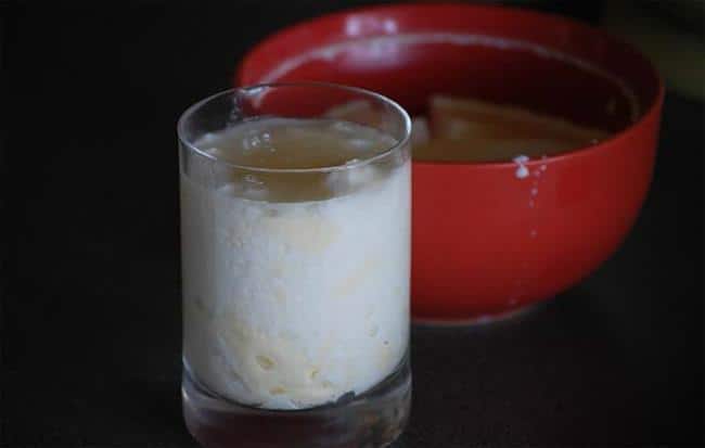 Кислое молоко выведет пятна от любых ягод