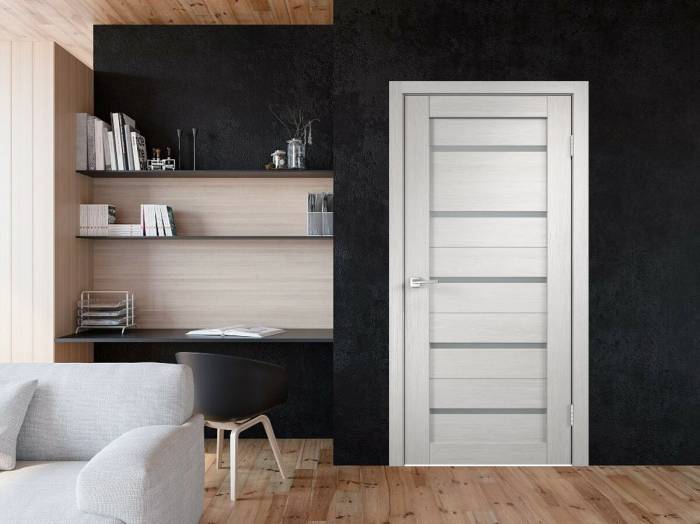 светло-серая дверь в интерьере