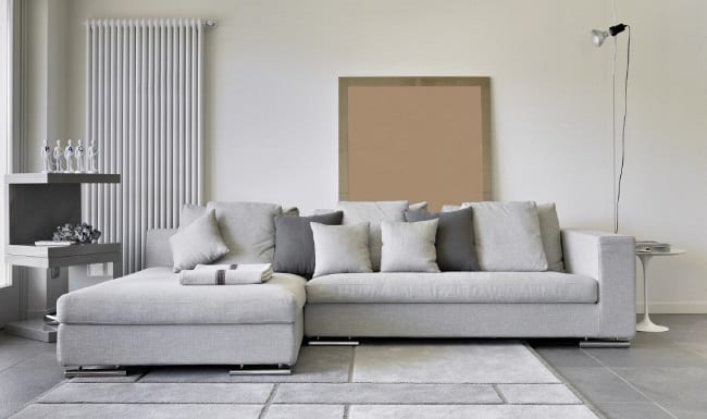 Сохранение светлой обшивки дивана