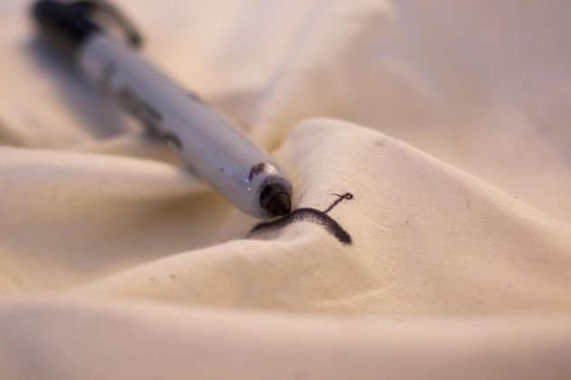 Белая ткань, испорченная маркером