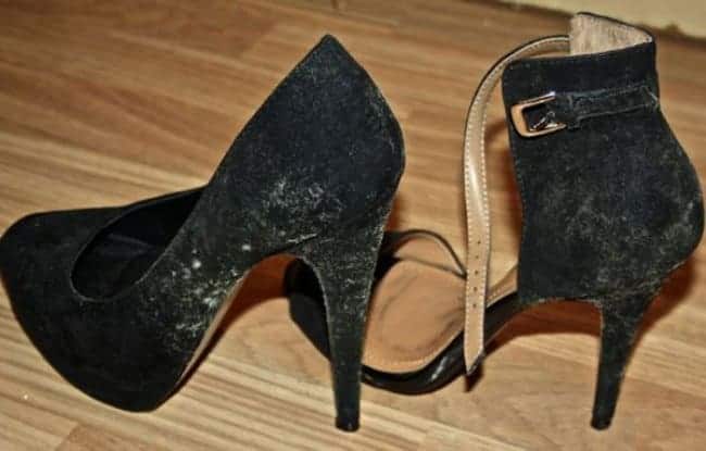 Чтобы плесень не настигла вашу обувь, храните ее в сухом месте