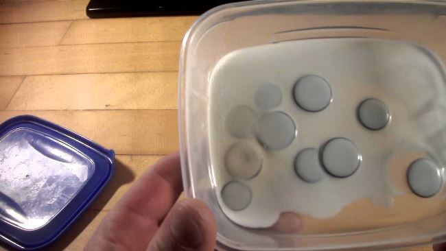 Деликатно избавиться от зелёного налёта поможет замачивание на 3 часа в кефире