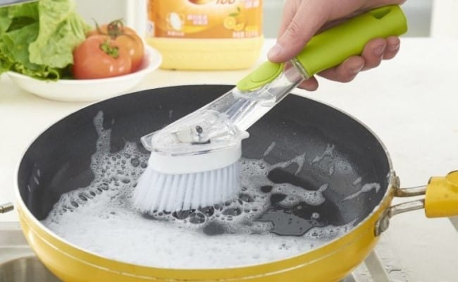 Держатели имеют прорезиненные вставки на основании, которые не скользят и удерживают подставку на поверхности раковины