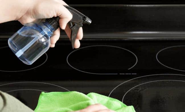 Для удобства перелейте спирт в пульвилизатор