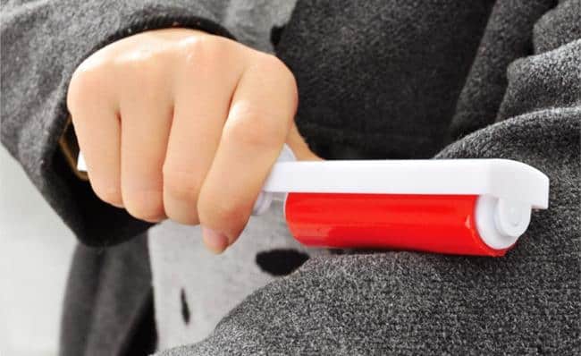 Достаточно провести лёгким движением по ткани, чтобы вернуть одежде прежний чистый вид