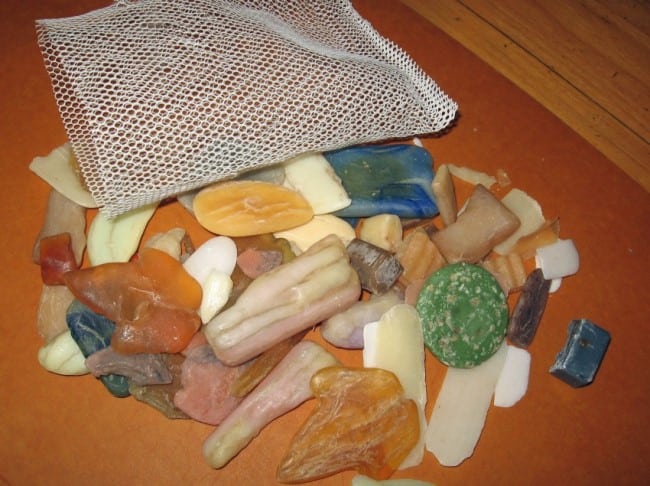 Если обмылков скопилось много, их можно переплавить, предварительно отделив туалетное мыло от хозяйственного