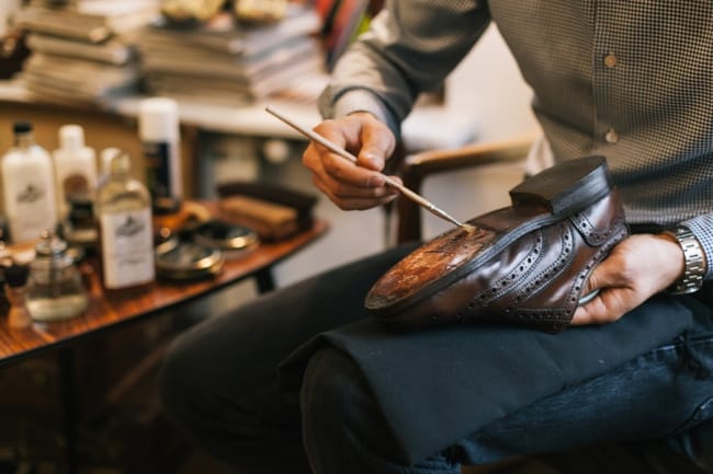 Если вы боитесь испортить обувь, отдайте ее в мастерскую