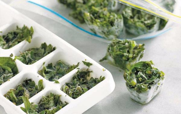 Если зелень будет добавляться для готовки горячих блюд то ее не нужно размораживать