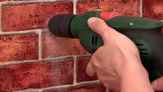 Кирпич – хрупкий материал, поэтому использование шурупов, без предварительного просверливания, может повредить его