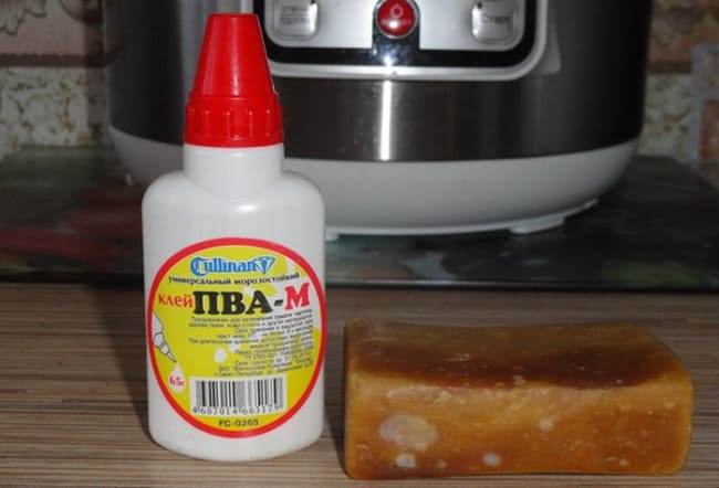 Комбинация ПВА и хозяйственного мыла легко удаляет пятна гари и потемнения с кастрюль