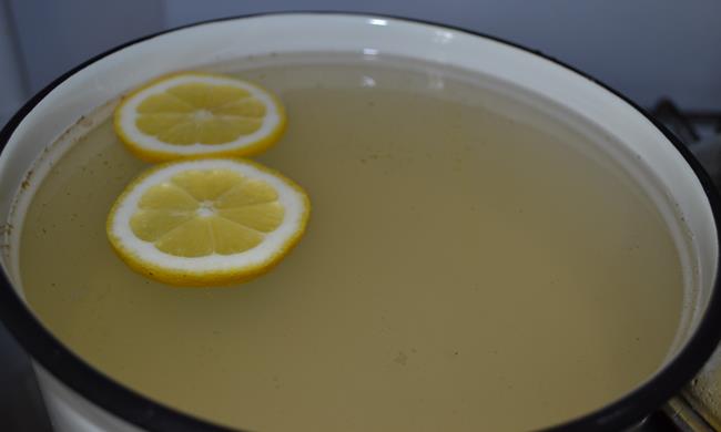 Кто не любит пользоваться химией, имеют проверенные рецепты, приготовленные самостоятельно в домашних условиях