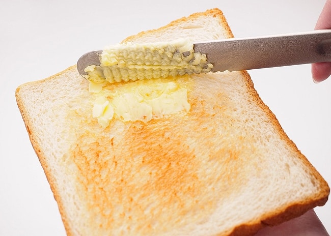 Лезвие легко расплавит масло и поможет нанести его на бутерброд тонким, ровным слоем