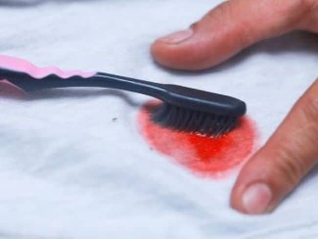 Лимонный сок поможет избавиться от лизуна на одежде