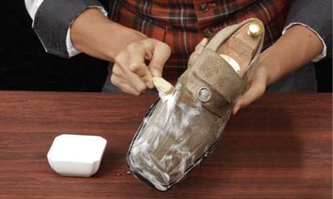 Масляные пятна хорошо очищаются пятновыводителями