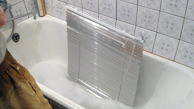 Мойте жалюзи в ванной при помощи душа