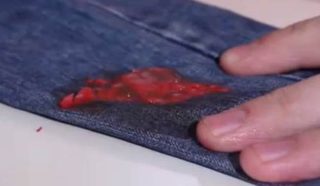 Нанесите гель пятно и оставьте на некоторое время