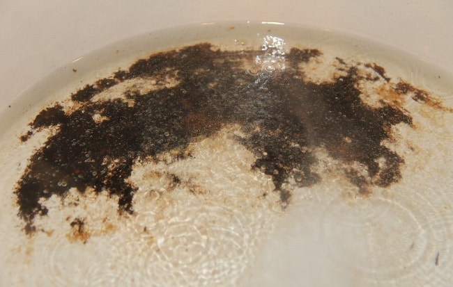 Обязательно разводите жидкости водой – в противном случае их действие сходно с кислотой