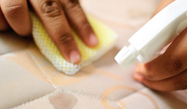 Очистить тканевые части мебели достаточно сложно