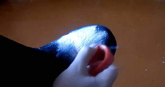 Перед нанесение порошка хорошо высушите обувь