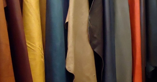 По цвету кожу от изделия из кожзаменителя не отличить, так как натуральные и искусственные вещи выпускают в разнообразной палитре