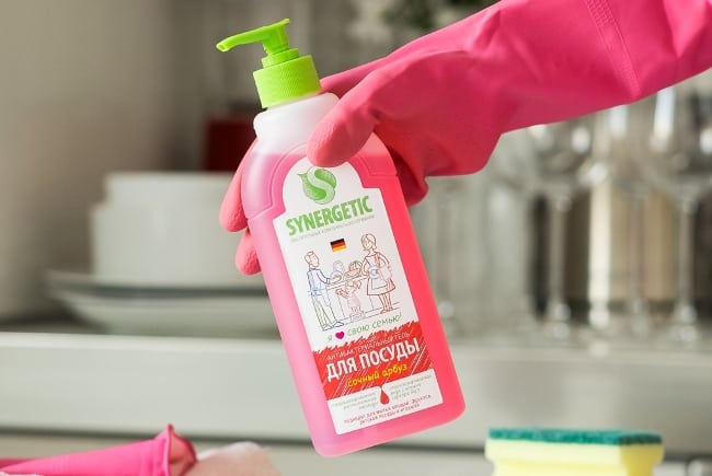 По отзывам, жидкое мыло и гель для посуды «Синергетик» пенятся умеренно, поэтому зачастую приходится добавлять