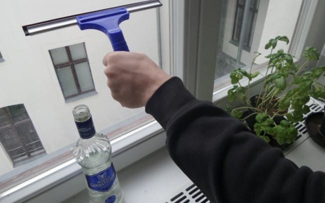 После чистки спиртом не остается разводов