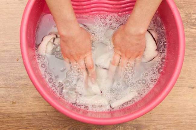 После остывания воды, одежду необходимо постирать