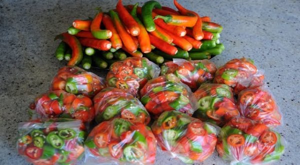 После заморозки пересыпьте перец в пакет