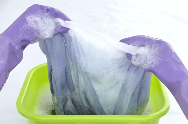 При использовании отбеливателя, обязательно надевайте перчатки