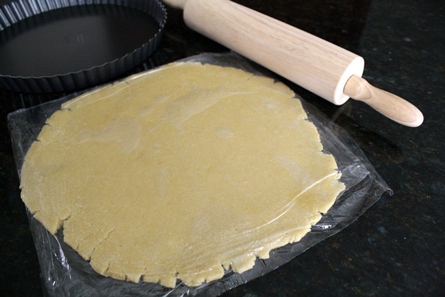 При использовании такой техники мастика или марципан не порвутся и аккуратно лягут на кондитерское изделие любой величины