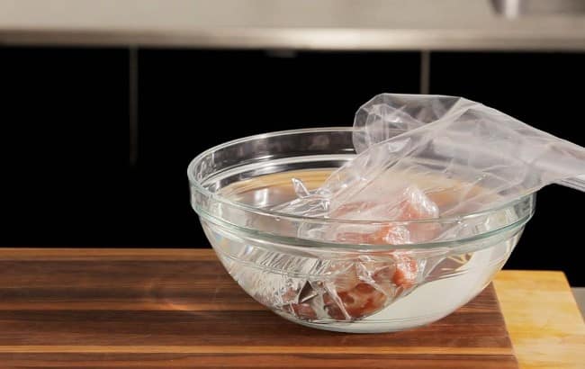 При контакте с водой процесс оттайки проходит в 2,5–3 раза быстрее, чем в холодильнике