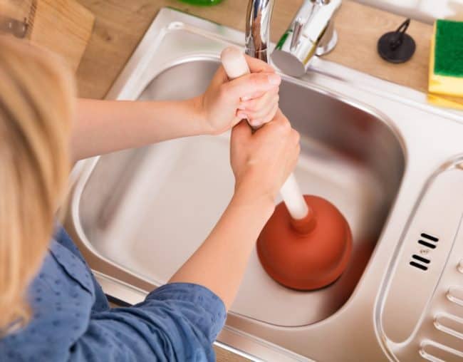 При легких засорах с проблемой справится даже домохозяйка