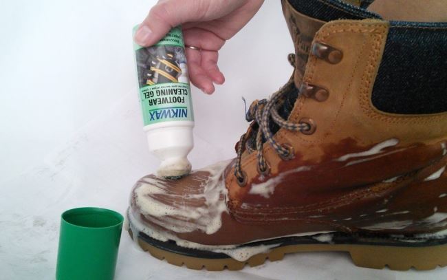 При небольших загрязнениях попробуйте универсальные очистители, выпускаемые в виде пены или аэрозоля