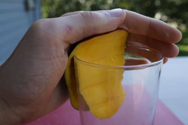 При помощи стакана можно легко очистить манго