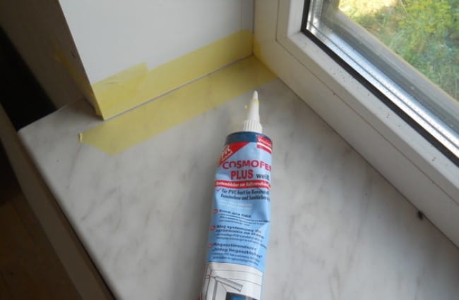 Применение защитной пленки перед нанесением силикона избавить от нежелательных пятен на пластике