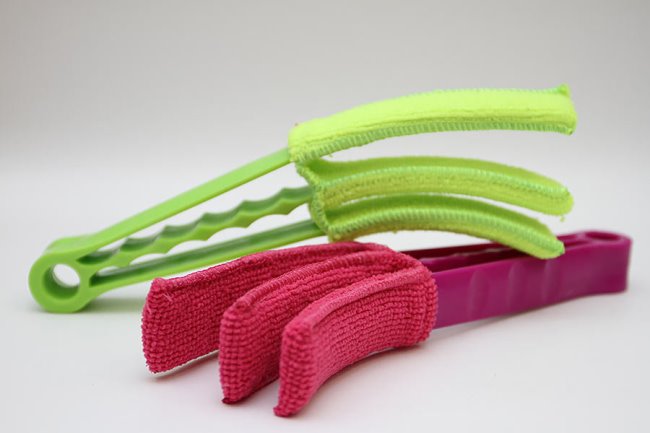 Приобретите для чистки специальные щипцы