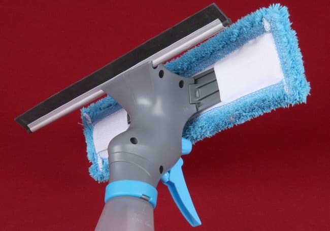 Приобретите специальный скребок для чистки окон