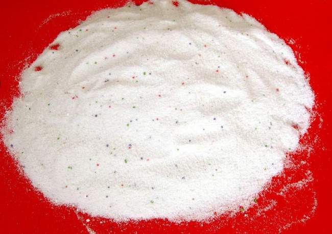 Растолките таблетки аспирина и смешайте с порошком