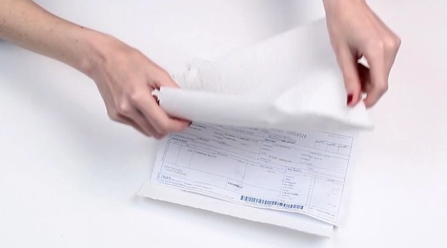 Разместите между чистыми листами