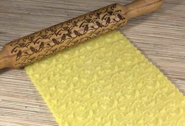 С помощью резной скалки рисунок быстро и равномерно наносится на раскатанную кондитерскую массу любой площади и имеет чёткие контуры