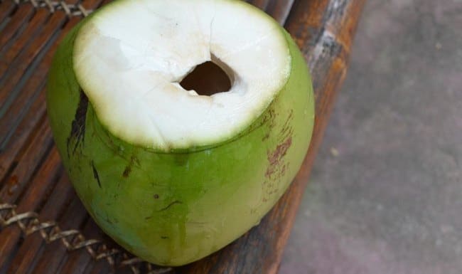 Шкурка молодого ореха мягкая и хорошо чистится