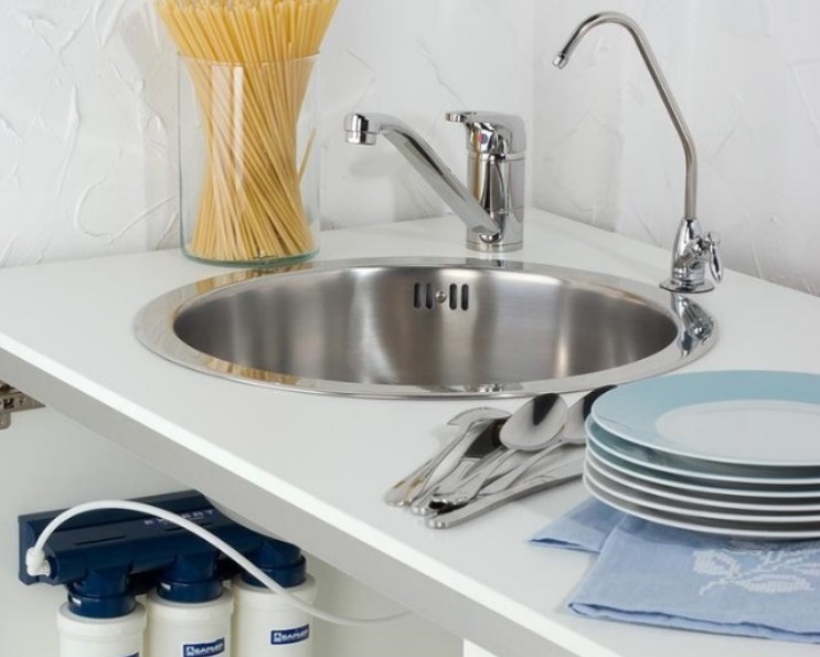 Раковина с тарелками