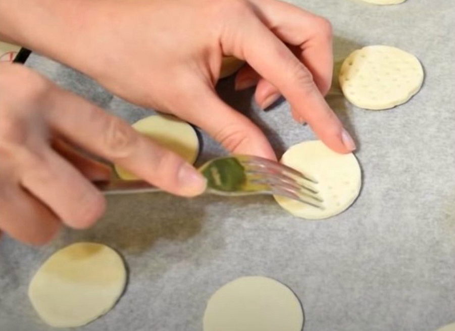 протыкаем лепешки вилкой