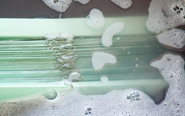 Сильно загрязненные жалюзи снимите и замочите на несколько часов