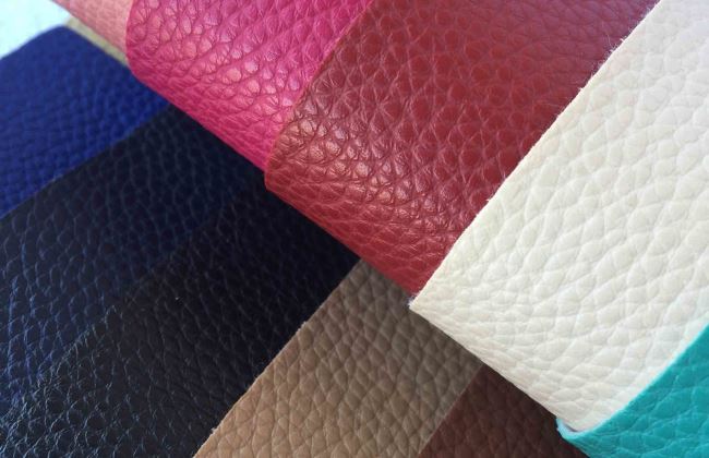 Синтетические аналоги натуральных кожаных товаров по своим характеристикам ничуть не уступают своим природным прототипам