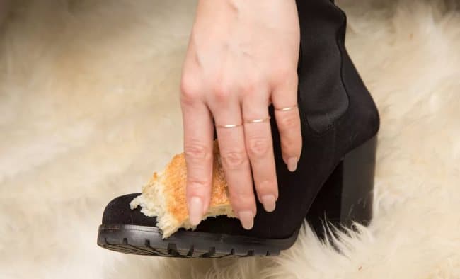 Смочите мякиш аммиаком для лучшей очистки