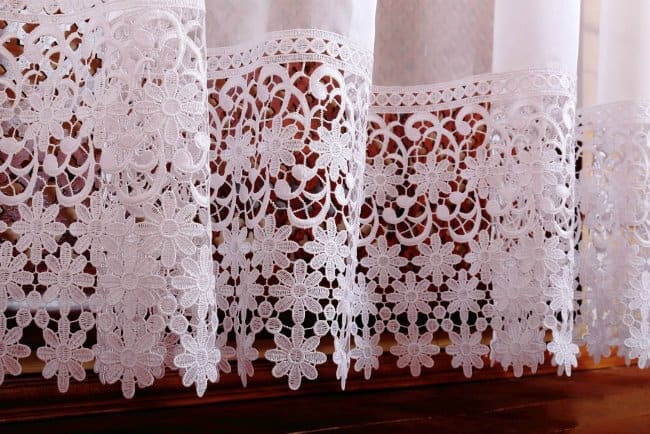 Тюль с кружевами лучше чистить вручную