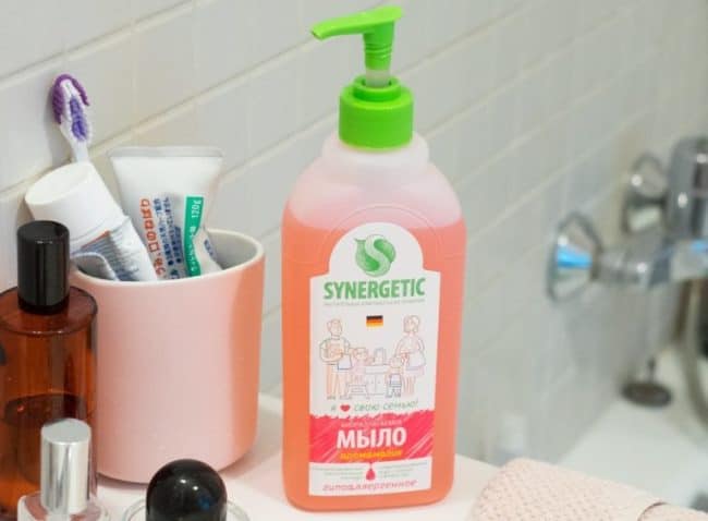 В составе мыла вода, растительные А-тензиды, глицерин, парфюмерная композиция, пищевой краситель