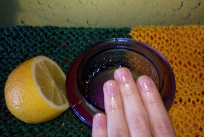 В зависимости от площади загрязнения, возьмите дольку или половинку цитруса, ототрите пятна с кожи